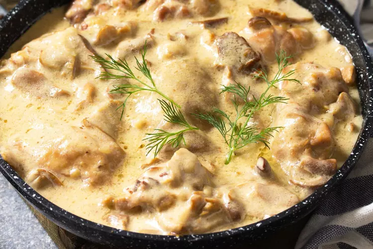 Émincé de poulet sauce girolles